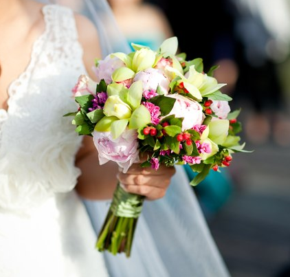 Confira uma seleção de buquês de noivas e madrinhas em diferentes estilos:
delas.ig.com.br/noivas/vestido…