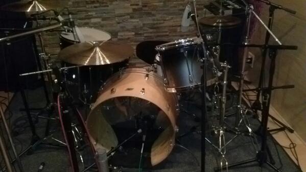 VinnyAppice1's tweet photo. Recording with my 1980s maple ludwig Mob Rules bassdrum. http://t.co/idZr08OoSA