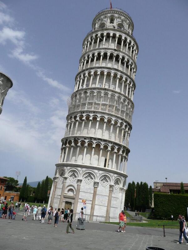 Increíble foto de la torre de Pisa, en Italia. ¿A que esperas para hacerte la típica foto empujando la torre?