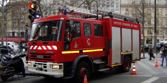 BFMTV's tweet photo. Fasciné par les pompiers, un ado volait des véhicules dans les casernes http://t.co/on0Gjw26lJ http://t.co/qE8NNRKPx8