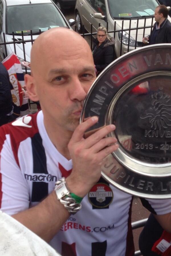 RETWEET <a href="/JohnBeerens/">John Beerens</a> met de schaal !! Zullen we hem trending topic maken op Twitter als dank #samennaardeeredivisie