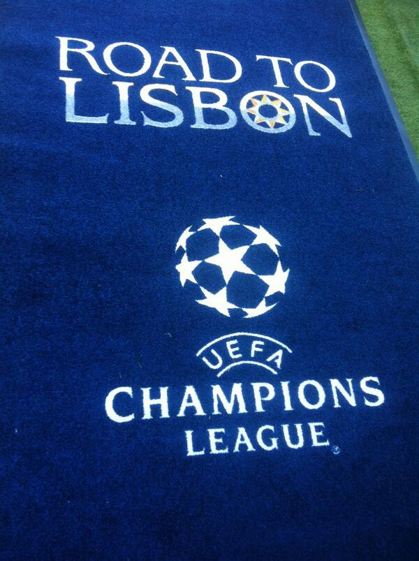 Atleti's tweet photo. Todo respira Champions en el Calderón. También la alfombra que llevará a los jugadores al campo #UCL #AtletiChelsea http://t.co/7zzeAdrbI7