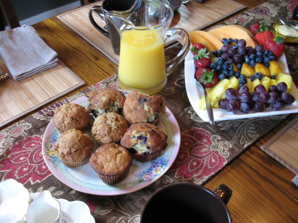 smhbnb's tweet photo. Start your breakfast with this fresh fruit and sweets#delicious http://t.co/pI5aUkT63Z