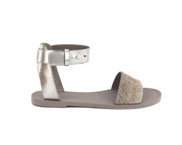 DShopTalk's tweet image. 13 pairs of flat sandals to love now, buy this weekend: d-m.ag/1gPvEX0 (like these babies from @TheShakGirl)