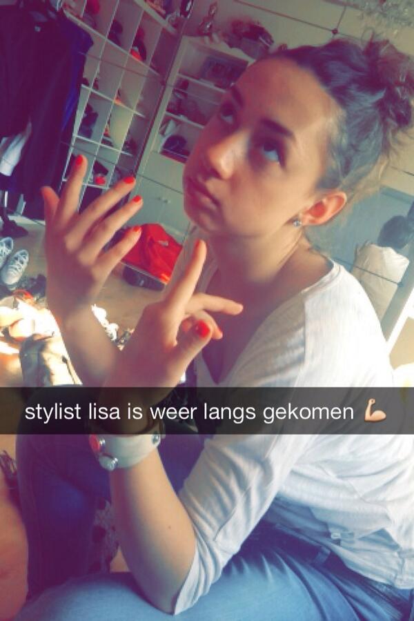 ik als stylist van shania kwam weer effe langs ! <a href="/Shaniaaa__/">Shania Matthijsen</a> ziet er weer tiptop uit met dr gelakte nageltjes ! 💪