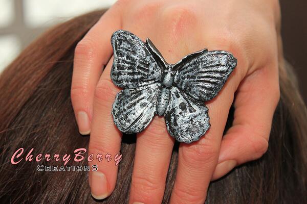 CherryBerryCS's tweet image. Butterfly landing on my finger!
etsy.com/uk/listing/186…