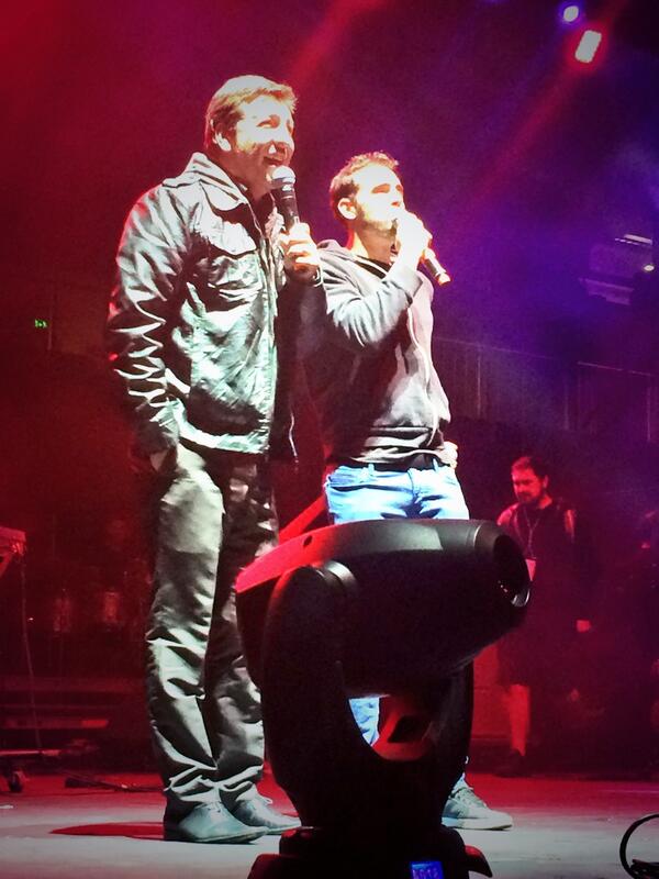 FuerzaChileCL's tweet photo. En el escenario @Ariel_Levy y Julio César Rodríguez #FuerzaChile http://t.co/SU2bwPvLGB
