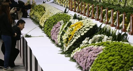 sisain_editor's tweet image. 세월호 참사… 단원고 희생자 임시분향소 조문 시작  

sisain.kr/20118