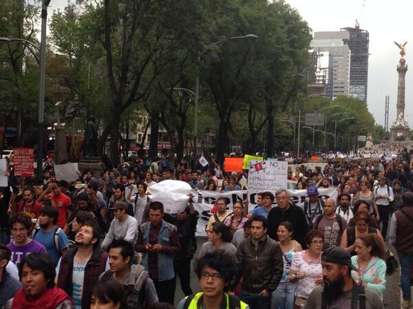epigmenioibarra's tweet image. Y la marcha va. "Fuera Peña" la consigna.
Si #EPNvsInternet #LaRedvsEPN