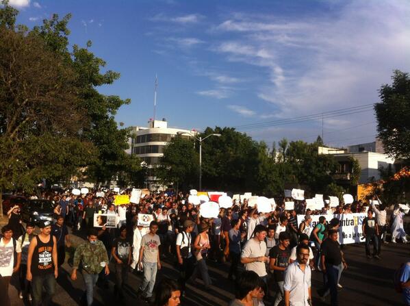 Yosoy132GDL's tweet image. ¡La gente grita #NoMasPoderAlPoder! En la #MarchaContraElSilencio por Av. México #EPNvsInternet 19:06pm #YoSoy132