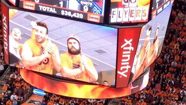 #BrotherlyLove MT @FlyersPublicist: The <a href="/NHLFlyers/">Philadelphia Flyers</a> welcome <a href="/Eagles/">Philadelphia Eagles</a> @Jkelce &amp; <a href="/ConnorBarwin98/">Connor Barwin</a>! #ClutchTime