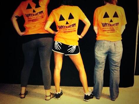 3girlsinthedark's tweet image. Can't forget dat #skelly hands #rollerbones @Roller_Bones @WEENDREAM