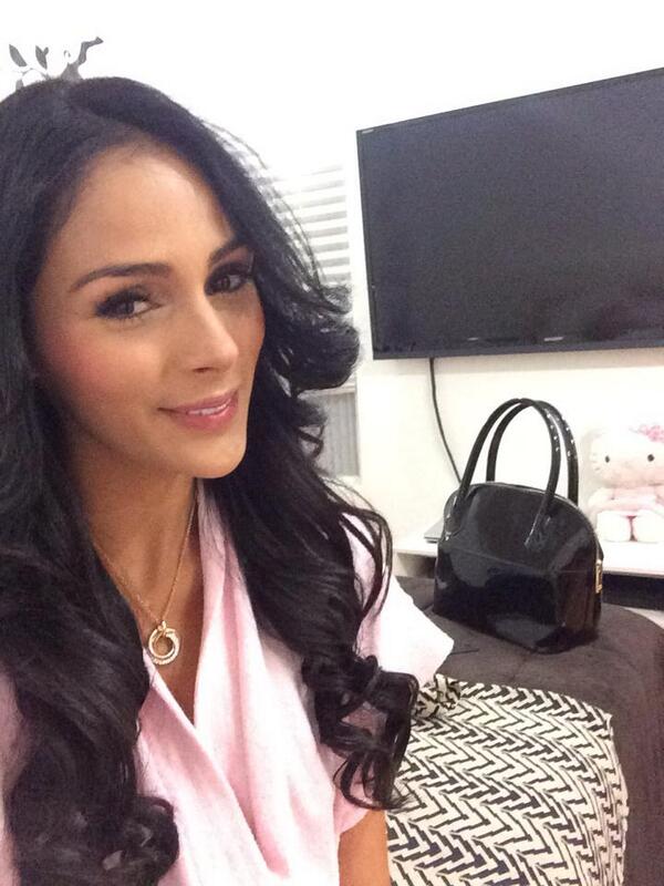 IsabellaRubio25's tweet photo. Una feliz noche a mis amigos de @chicascaraudio y @sonidocolombia y para todos mis followers http://t.co/jtT4yWQ3wZ
