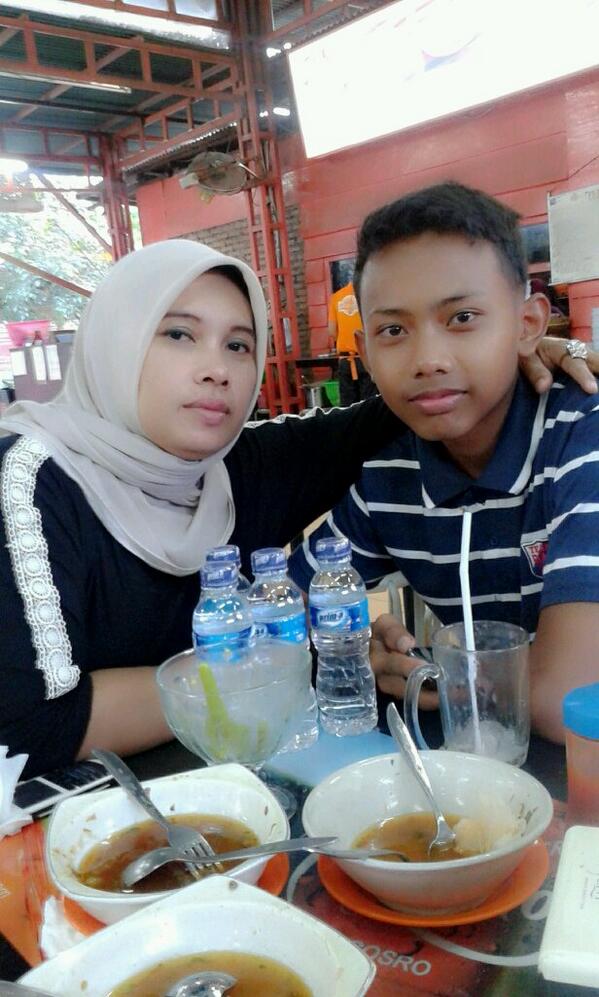 a_dieet's tweet photo. With mother http://t.co/gbTg3iit8F