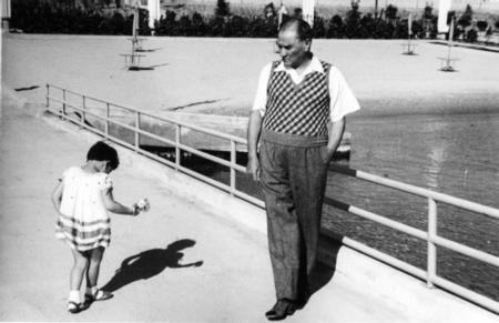 PiczMania's tweet photo. Mustafa Kemal Atatürk ve Ülkü Adatepe - Florya, İstanbul http://t.co/yWyUkEA3x3