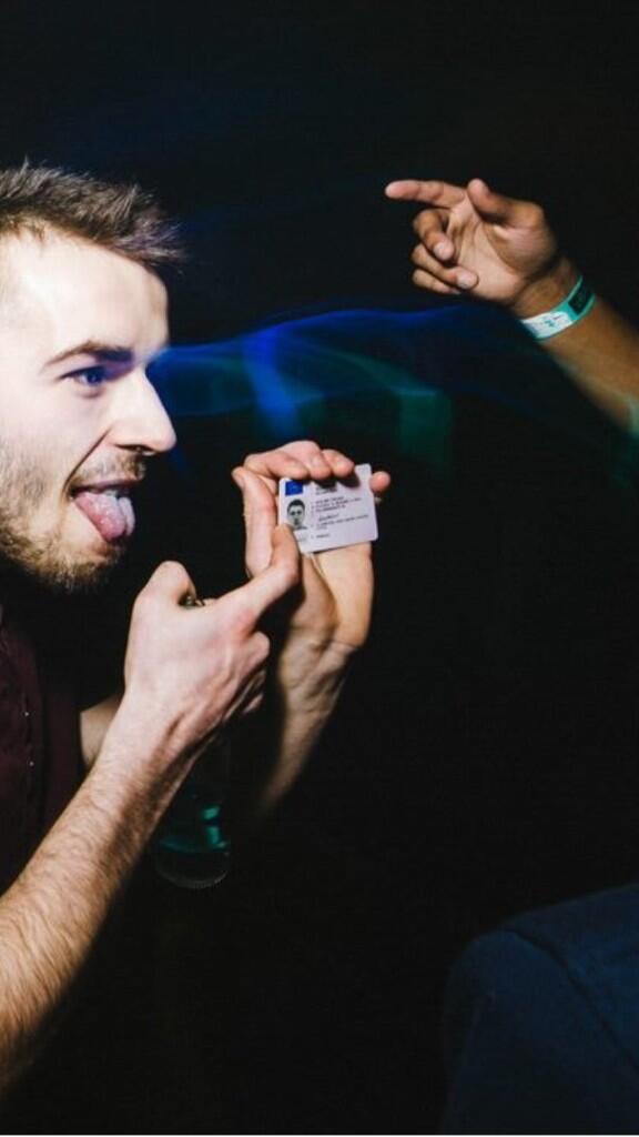 RobinHDennis's tweet image. “@KitTaft5: That's your ID @Benny_W3 😂😂 http://t.co/VJ206wvbBM”omg Kurt u mess 😂😂