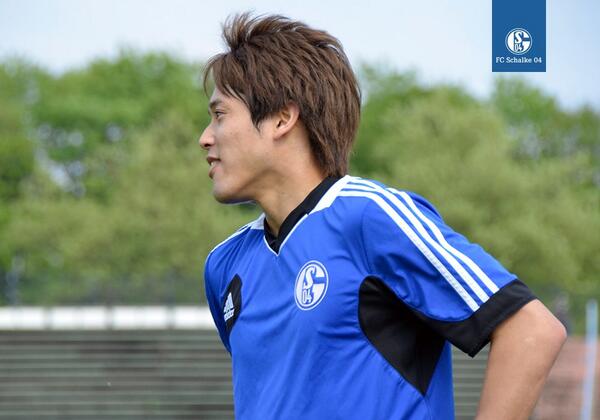 Fcシャルケ04 昨日の内田選手の写真をもう少し紹介します 内田篤人 S04 Http T Co Y9yfgrysg0