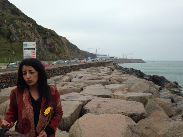 EE2014NordOuest's tweet photo. RT @KarimaDelli: En face de l'EPR de Flamanville:"Nous devons sortir du nucléaire, énergie du passé"  #EEtour #EE2014 http://t.co/zJNFT7TK0e