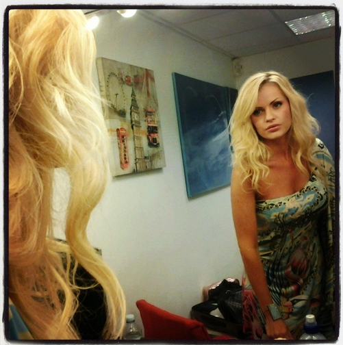 MedInfinityIT's tweet photo. #ValentinaGf a #Pomeriggio5. Prove di trucco e parrucco prima della diretta (foto via http://t.co/ZnEWeuMweE) http://t.co/7oLZzxS5NT