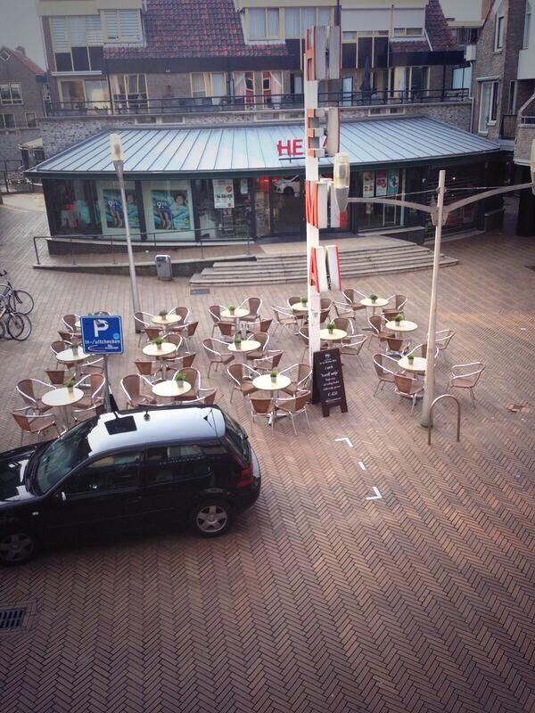 guidovanvliet's tweet photo. Ongelofelijk, dit plein voor de studio staat zaterdag dus he-le-maal vol met mensen... Wauw #kingsday http://t.co/DwlNgM6aVs
