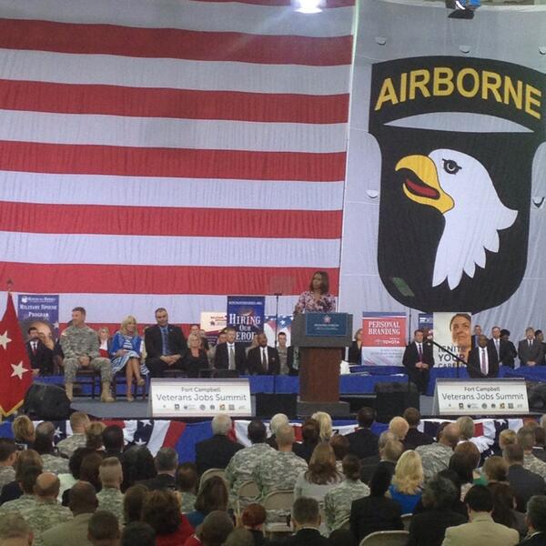 juanitachang's tweet photo. Happening now: Listening to @FLOTUS speak about @JoiningForces now at @FortCampbell #VetsJobSummit http://t.co/HMSNU67wNb