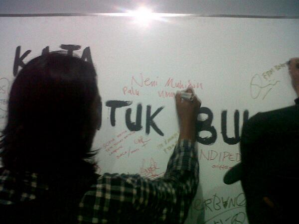 Dari #Palu untuk #BookloversFestival cc <a href="/radiobuku/">Radio Buku</a> <a href="/Nombaca/">Nombaca</a>