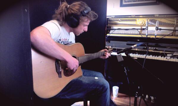 LeadingArmies's tweet photo. Acoustic guitar is sounding delicious http://t.co/YzzRs4iJy8