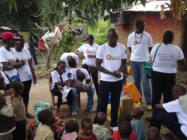 Engage_REACT's tweet image. Erick Ndenga from #Kisumu &amp;amp; P.E @MDacia from #Inyenyeri educate the children on the importance of drinking safe water