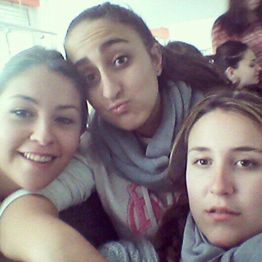 raqediaz93's tweet photo. Se nota que es miercoles! La vuelta a la rutina se lleva mejor teniendo a estas personajas! ♥ @deita_91 @ArantxaHO http://t.co/tcCdibmkpn