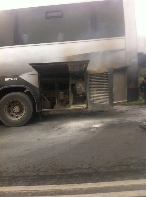 AlertaSur's tweet image. RT @sergio_leyton: Bus cruz del sur quemándose camino a Castro
