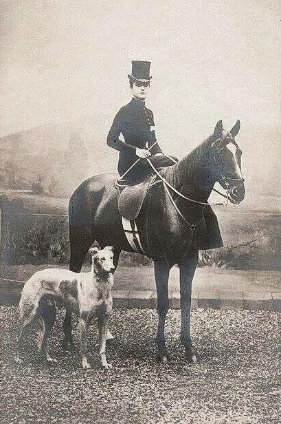 RT @Minzokubot: 1910年頃、女性用の鞍をつけて馬に乗る女性