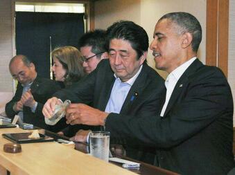 ひがくぼきみお On Twitter オバマ大統領と安倍首相の銀座の寿司外交からおもてなしを考えた 寿司屋に限らずカウンター などお客さんと肩を並べる場合 お客さんは左側 もてなす側は右側に座ります 日本のおもてなしは左が上座です 左上右下 さじょううげ と