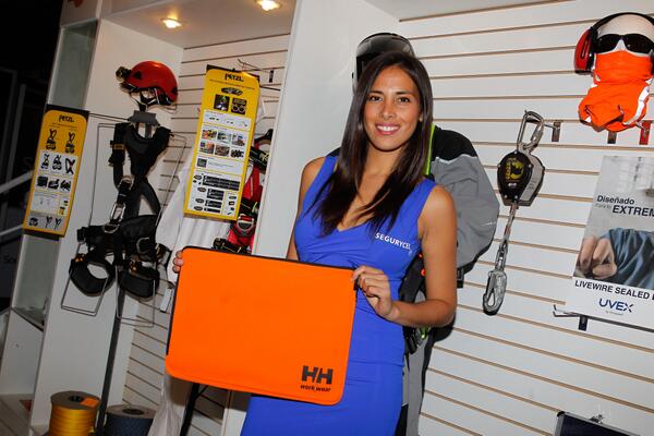 ATENCIÓN. A las 14:00 en nuestro stand de #Expomin estaremos regalando fundas Helly Hansen entre quienes nos visitan.