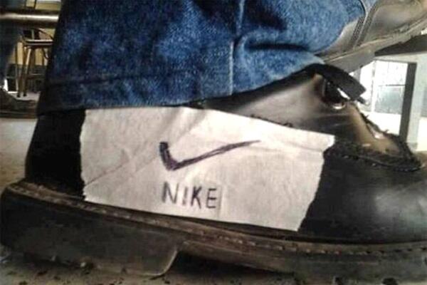 Twitter 上的Funny Pic Depot："The struggle is real for some! out these struggle photos like a fake Nike shoe (#2) http://t.co/N7o7YMuqPU http://t.co/UEzmXwYFWT" /