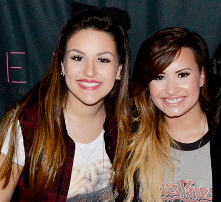Neon_LightssD's tweet photo. Demi e @Kefera suas lindasss #DemiNaMix #DemiNoBrasil http://t.co/8P2NT187sG