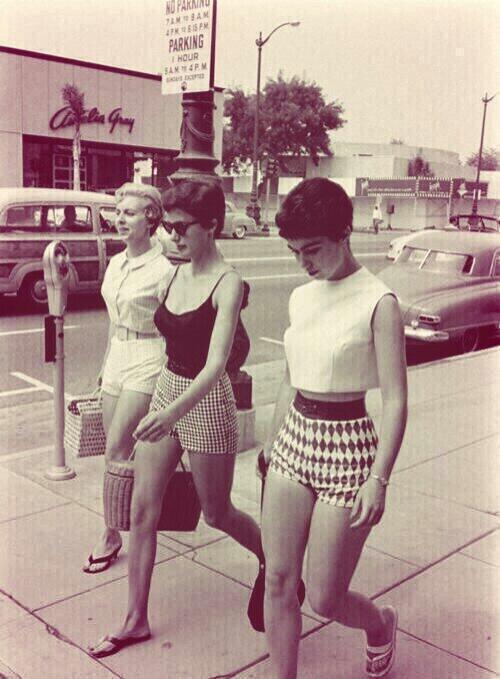 AdorablePost's tweet image. forever wishing I was a teenager in the '50s 😍👯