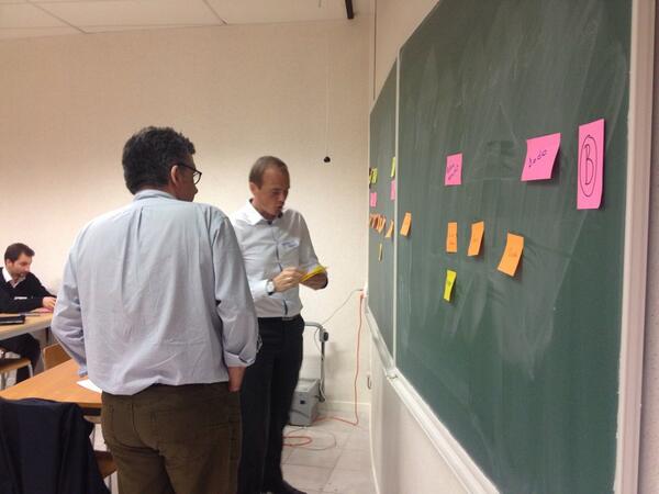 Wemanity's tweet image. @elPedroMajor enchaîne avec son #agilegame Take the Win Win Wave #agileafterwork #BXL