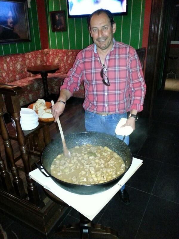 PubQuevedo's tweet photo. Empezamos con la perolada de carne en salsa, gracias a #Rafa por la comida. BUEN PROVECHO a tod@s!!! http://t.co/U426aZHB8H