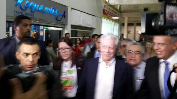 andreina's tweet photo. Llegó a Venezuela el Nobel de Literatura Mario Vargas Llosa #23A 4pm http://t.co/fVdkMVthrS
