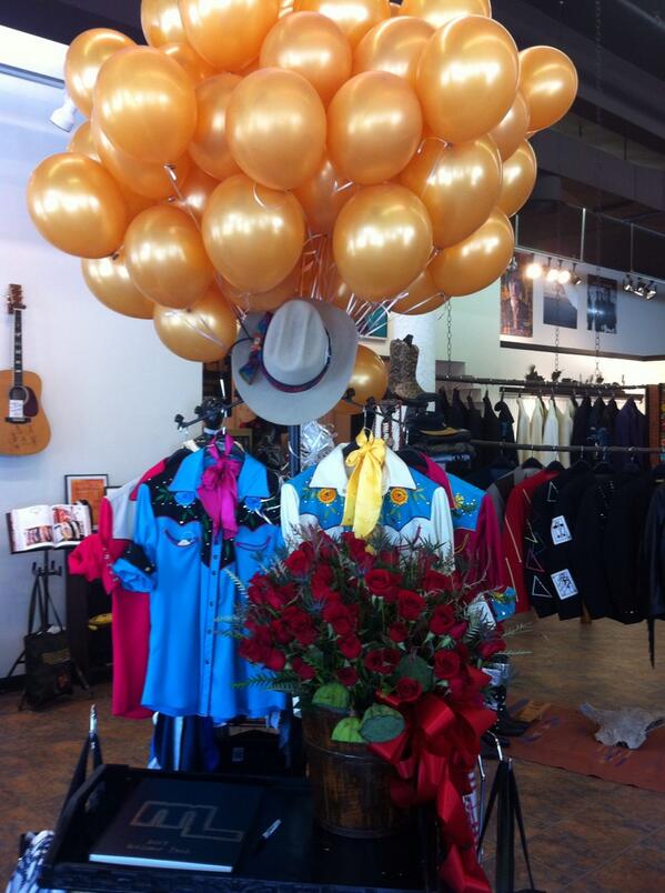 ManuelCouture's tweet photo. 81 balloons and 81 roses from Maria! See you @StandardNash tonight! #81StillFun http://t.co/2syIJEkpqX