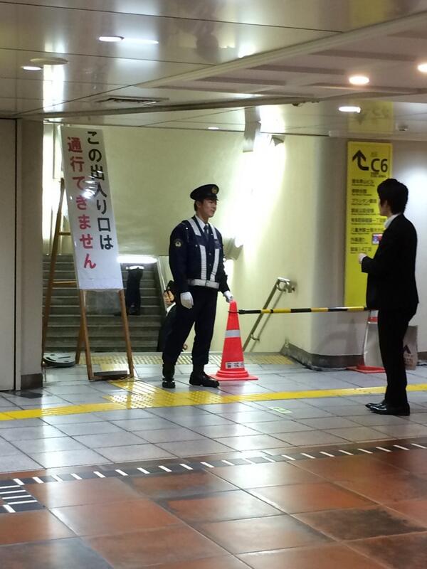 tokyoboys's tweet photo. すきやばし次郎に通じる地下通路はこんな感じでしたよ。 http://t.co/M0e9O8s2gI