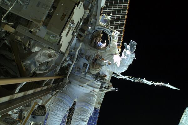 Больше всего времени в космосе. Скафандр Орлан МКС. Космонавт НАСА. Космонавт НАСА В космосе. Открытый космос.