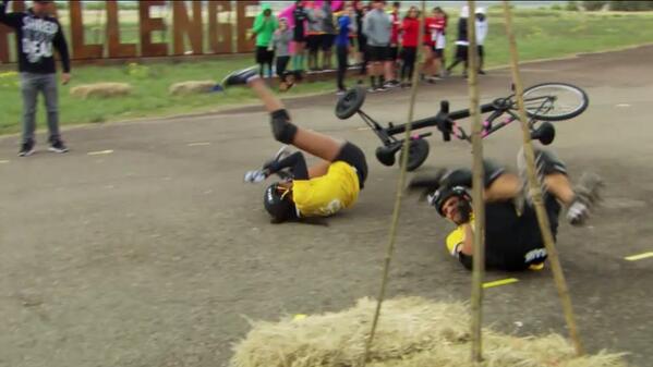 TeamNiaMTV's tweet photo. @TheRealNiaMoore took a hard fall http://t.co/aMrQx6ez80