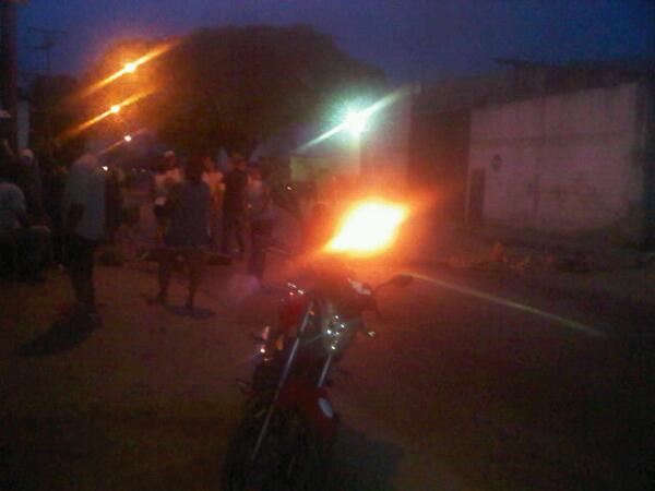 JovenesLG's tweet image. Vecinos de Las Garcitas continuan protestando porque llevan más de 24 horas sin luz. #LosGuayos