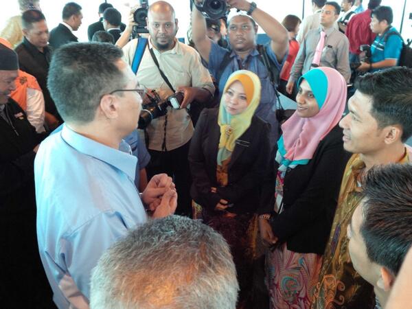 HishammuddinH2O's tweet photo. Those on duty on the morning of #MH192 ATCT KLIA : finally I get 2 congratulate them personally. http://t.co/0gQpdmnmNr
