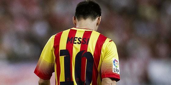 MESSI, és el teu moment. RT i FOLLOW si vols la samarreta de la senyera del "10". #fcblive #CopaCatràdio
