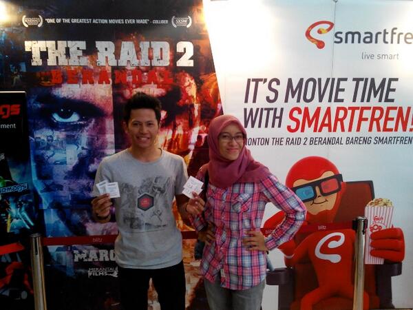 smartfrenworld's tweet photo. Wah, ada peserta nobar @THERAIDMOVIE #SFSmartMovie #SFBDG yg datang berpasangan juga lho! @cinemagsnews #SMARTevent http://t.co/qzY1LB8swp