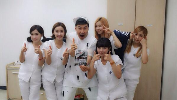 crayonpop's tweet image. @crayonpop: MC 노홍철 선배님과 함께&amp;gt;_&amp;lt;! 요기는~~ 바로바로 쇼!음악중심 !!잠시후 생방송 무대 크레용팝'어이' 본방사수 해주세용~~~♥︎♥︎♥︎