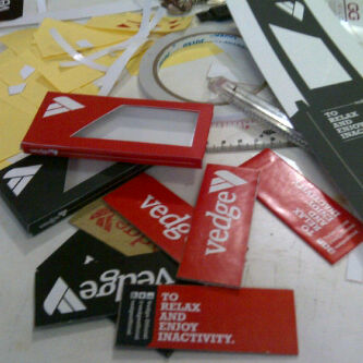 vedgeofficial's tweet photo. Iseng2 eksperimen, sambil ngopi, bikin hangtag, pricetag, &amp; box. Dibantu temen2 serta @ORLEVEN_co @braggADUL dll. http://t.co/krvSjYmNdL