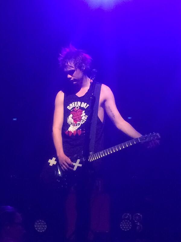 kathytraan12345's tweet photo. JUST LOOK AT THESE!! THE ARE PERFECTION @5SOS #5SOSinSF http://t.co/GI8FkfctXG